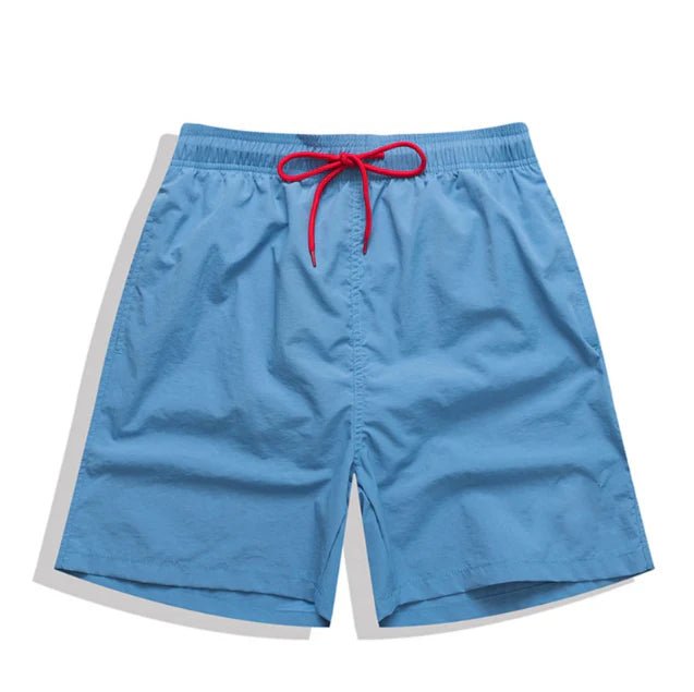 Hellblaue Herren-Badeshorts mit roter Kordel, flach ausgelegt auf weißem Hintergrund.