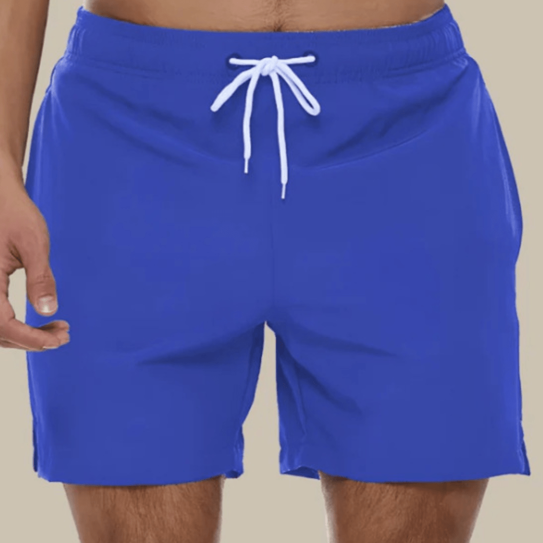 Blaue Herren-Badeshorts mit weißer Kordel, Nahaufnahme von vorn mit Elastikbund und seitlichen Beinschlitzen.