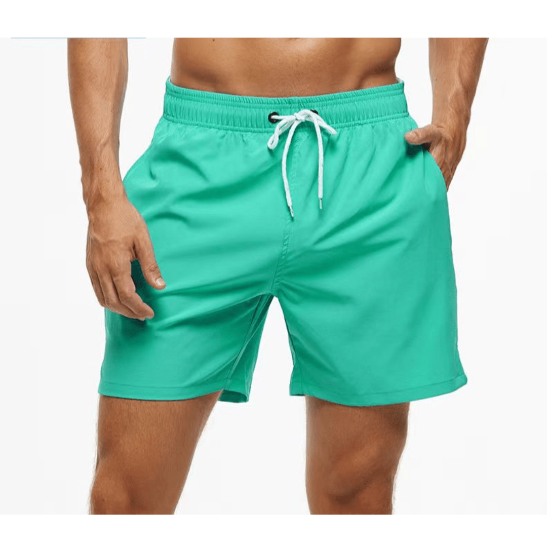 Türkisgrüne Herren-Badeshorts mit weißer Kordel und Elastikbund, getragen, Frontansicht.