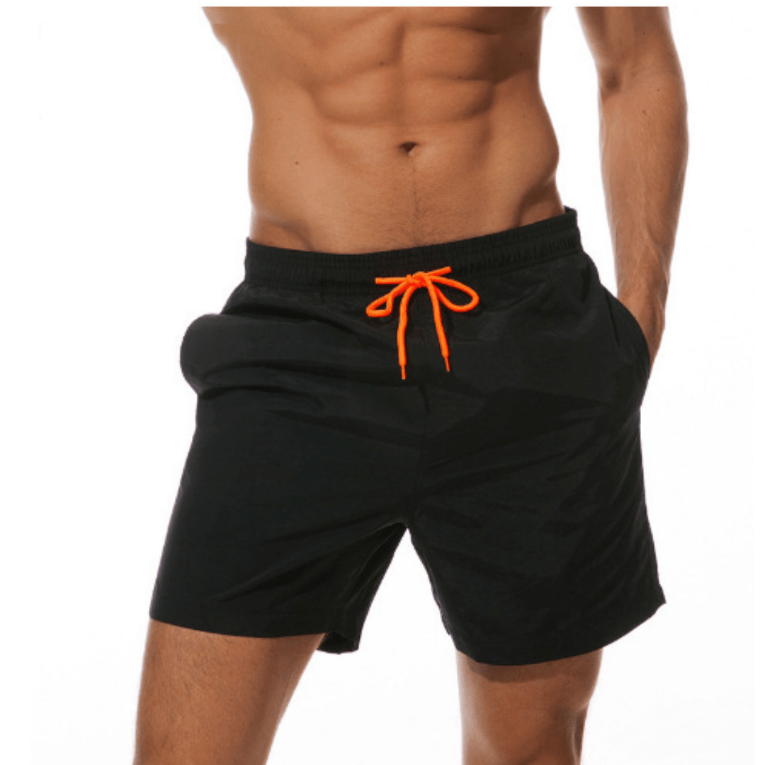 Schwarze Herren-Badeshorts mit orangefarbenem Tunnelzug, von einem Model getragen, Seitenansicht.