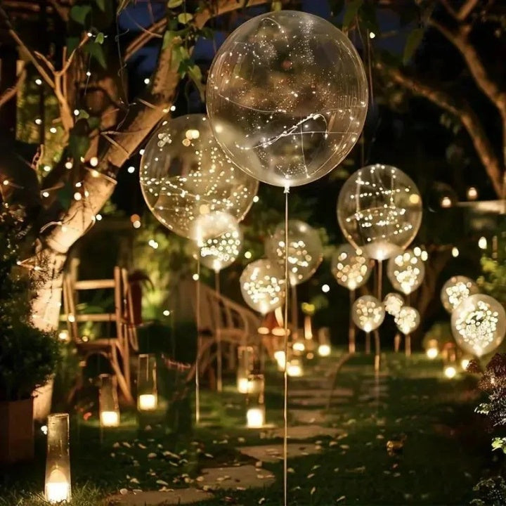 Viele transparente Leuchtballons mit warmem Licht im Garten, another view.