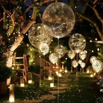 Viele transparente Leuchtballons mit warmem Licht im Garten, another view.