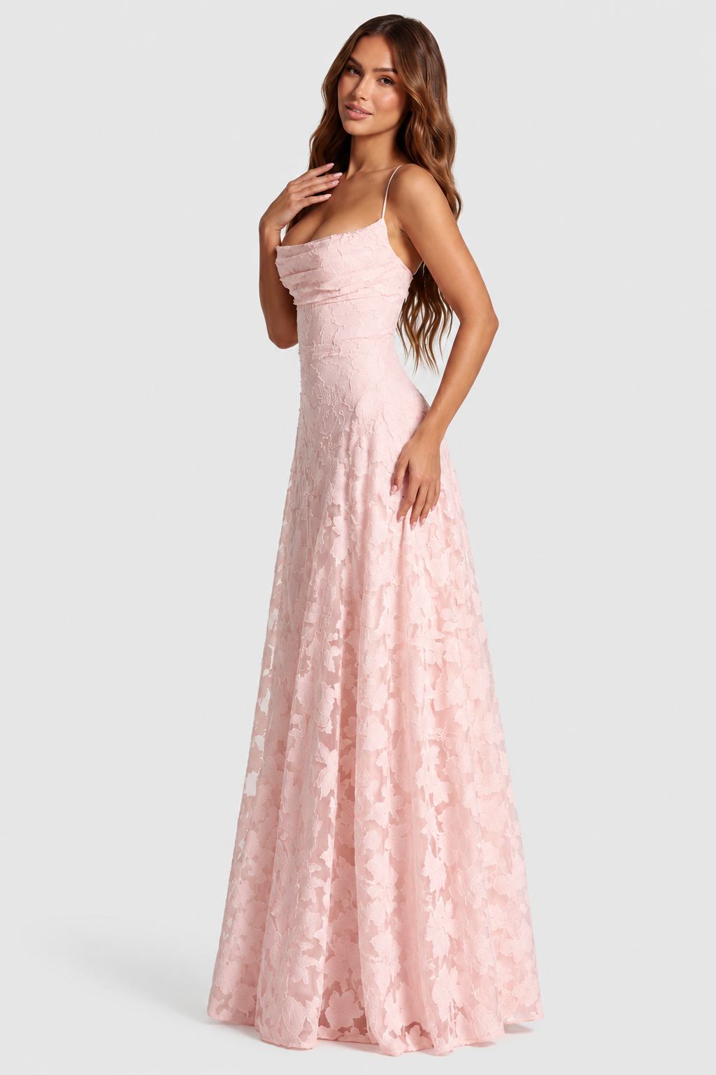 Rosafarbenes Kleid mit erhabener 3D-Blumenspitze und drapiertem Ausschnitt, seitliche Dreiviertelansicht am Model.