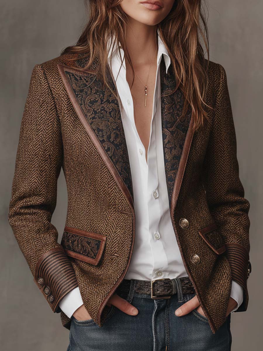 Model trägt den braunen Blazer offen über weißer Bluse und Jeans, Hände in den Taschen 1