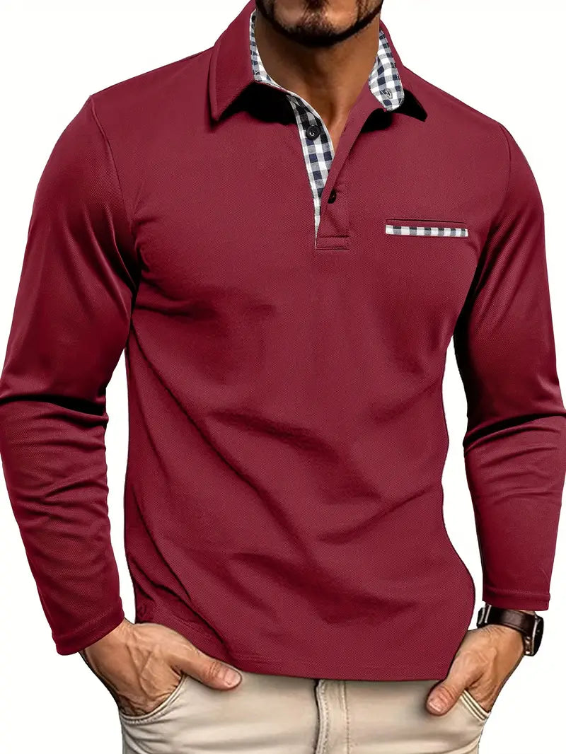 Mann trägt das Langarm-Poloshirt in Weinrot mit karierten Details an Kragen, Knopfleiste und Brusttasche 2