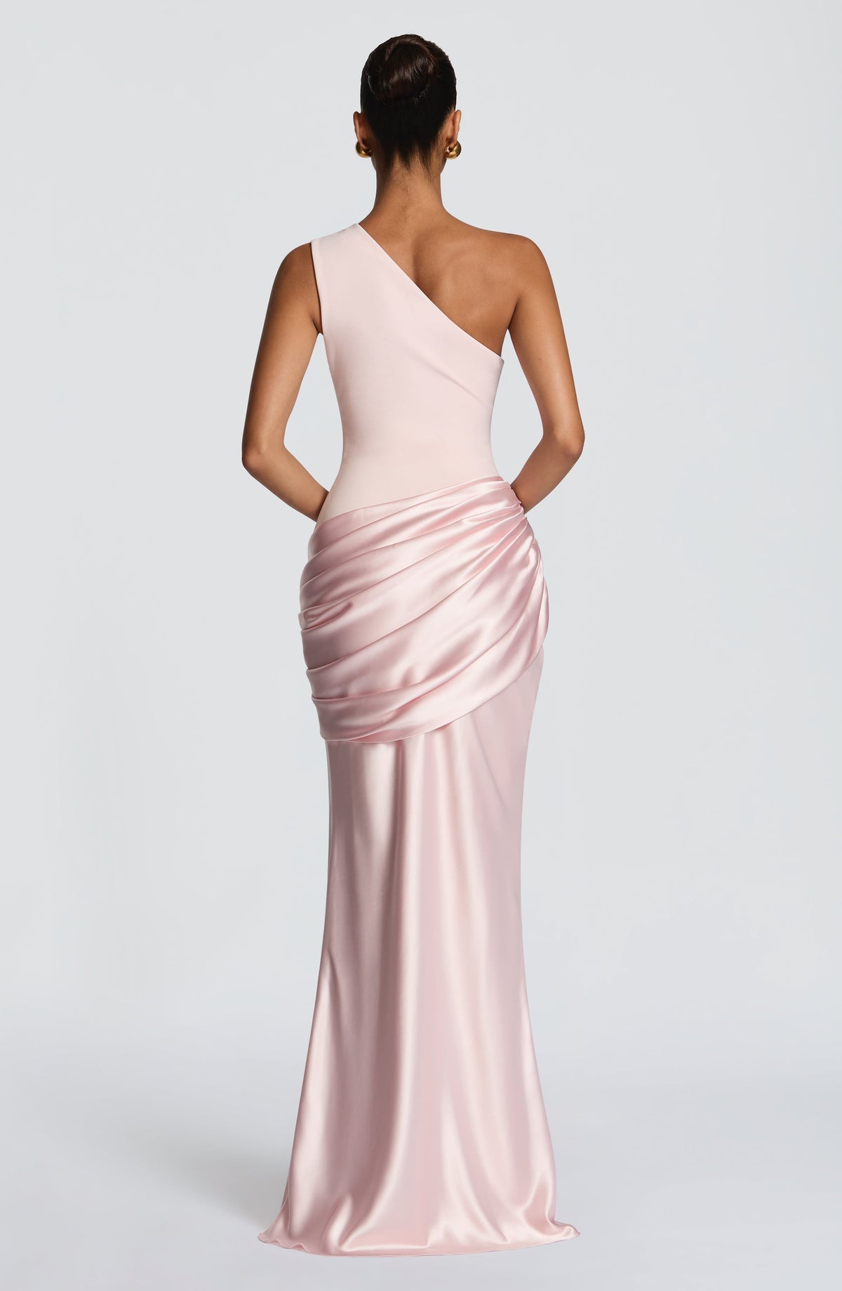 Rückansicht des rosa Maxikleids aus Satin mit asymmetrisch geschnittenem Oberteil.