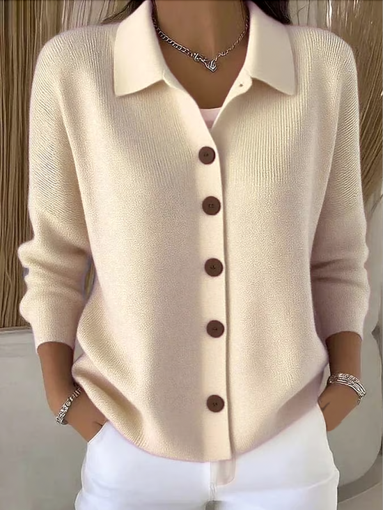 Cremeweißer Strickcardigan mit Kragen und braunen Knöpfen, Frontansicht