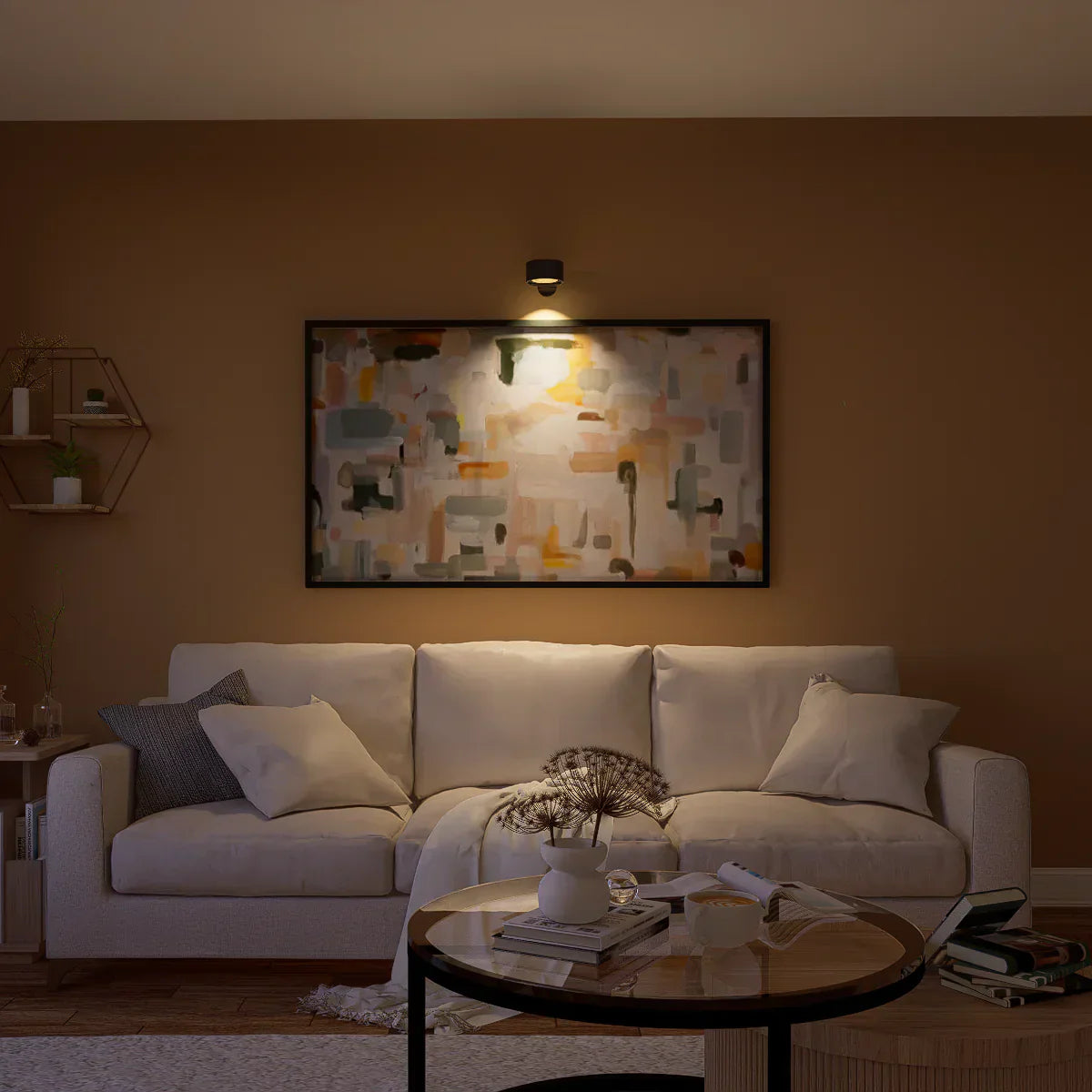 Beige Sofa mit Kissen, abstraktes Gemälde an brauner Wand, moderne Wohnzimmerdekoration.