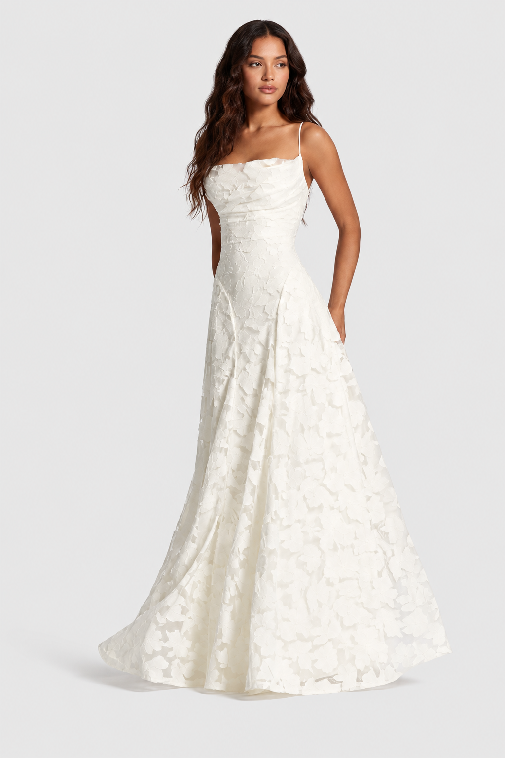 Cremeweißes Blumenspitzen-Kleid mit weit schwingendem Rock und drapiertem Ausschnitt, frontale Ansicht am Model.