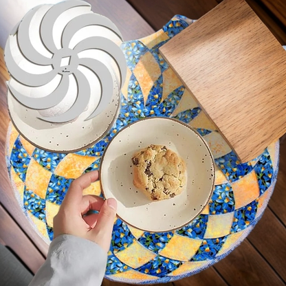 Nähvorlagen für Stoff-Tischsets, blau-gelbes Tischset mit Blumenstoff unter einem Teller mit Keks