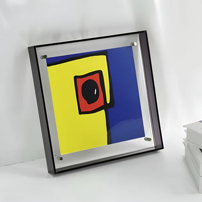 Quadratischer Acrylrahmen mit dunklem Rand und abstraktem Bild an der Wand