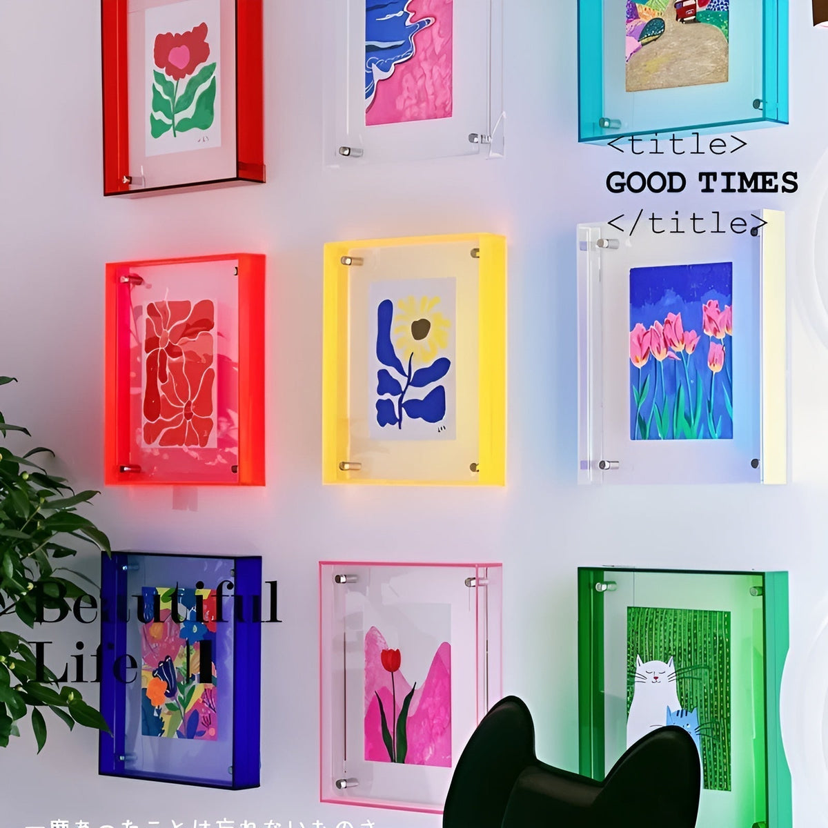Bunte Acrylrahmen in Rot, Gelb, Blau, Grün und Transparent an einer Wand mit verschiedenen Motiven