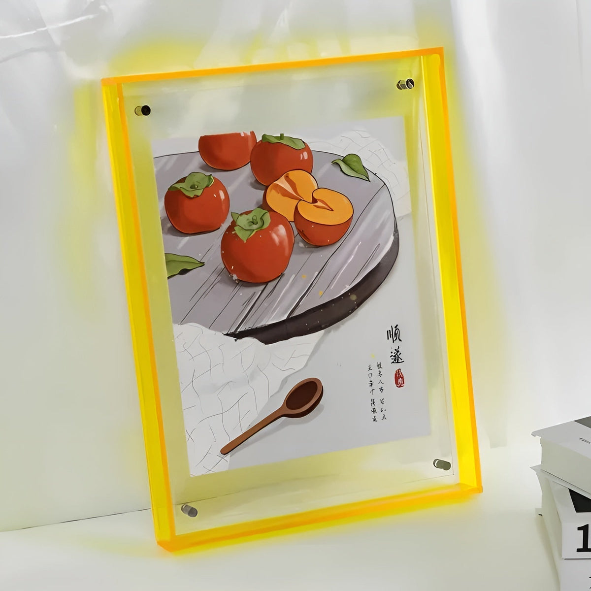 Gelber Acrylrahmen mit Illustration von Kaki-Früchten auf einem Teller