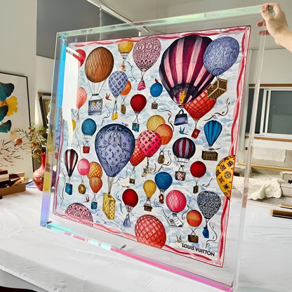 Transparenter Acrylrahmen mit schimmernden Kanten, von einer Hand gehalten