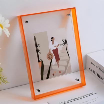 Orangefarbener Acrylrahmen mit Illustration einer Frau mit Hut