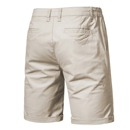 Rückansicht der beigen Shorts mit zwei aufgesetzten Gesäßtaschen, Gürtelschlaufen und umgeschlagenem Beinsaum. 2