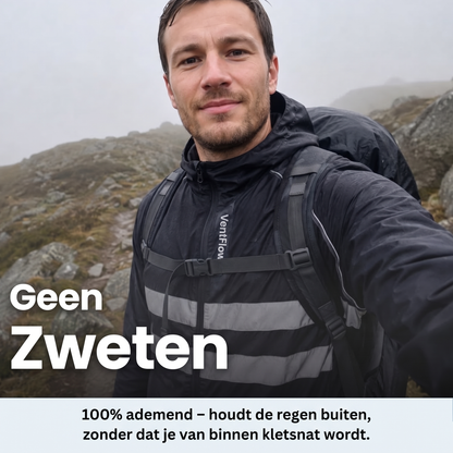 Wanderer mit Rucksack trägt die schwarze Jacke mit Reflexstreifen und Kapuze im Nebel auf einem felsigen Bergpfad. 9