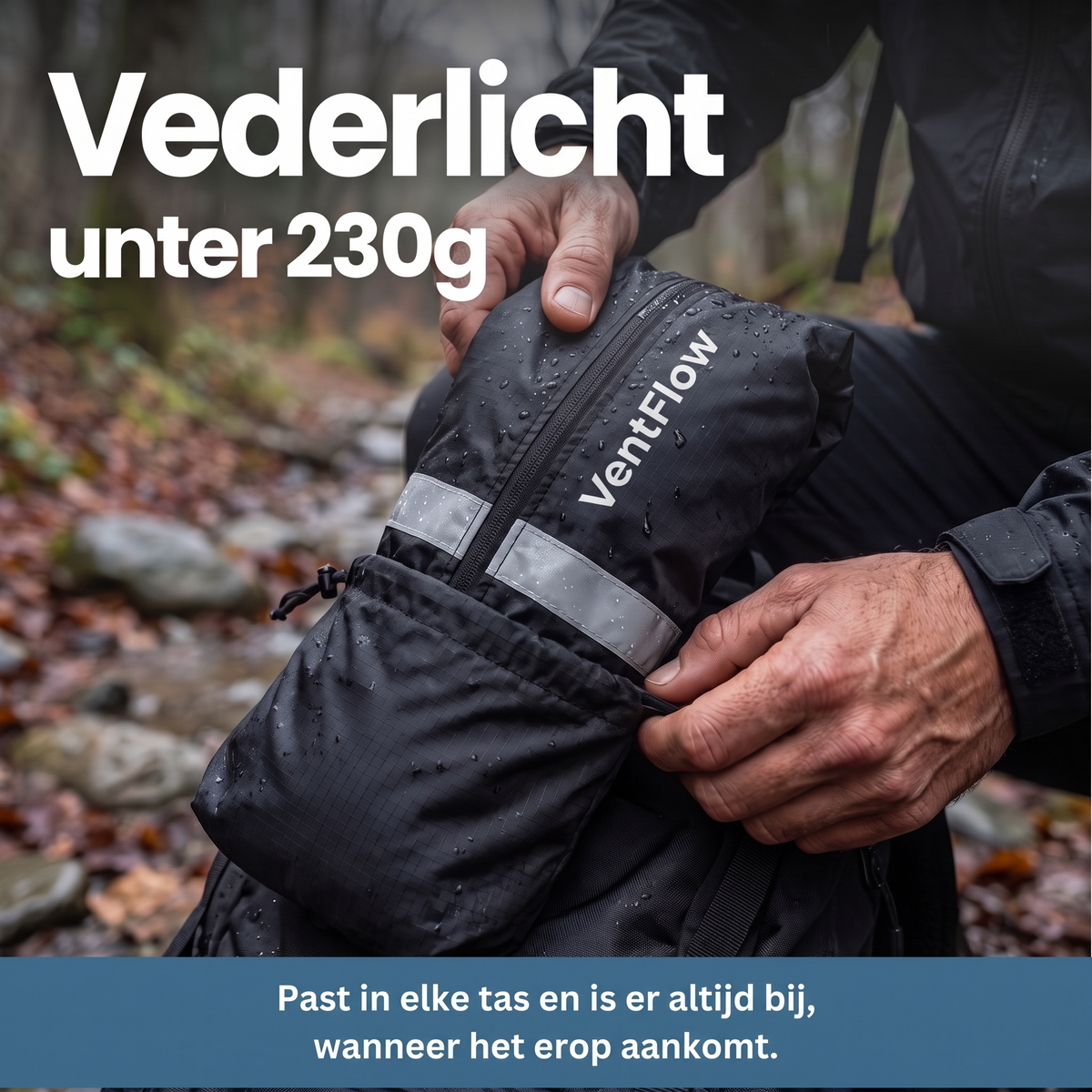 Hände verstauen die zusammengepackte schwarze Jacke mit Reflexstreifen und Reißverschluss in einem Rucksack, auf dem Packbeutel perlen Wassertropfen. 10