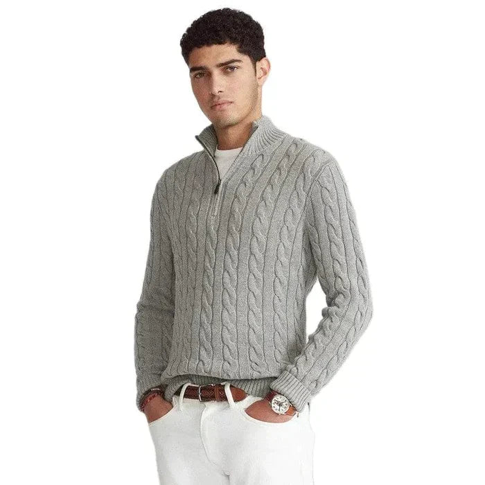 Grauer Herren-Halbkragenpullover mit Reißverschluss, Zopfmuster, aus Wolle.