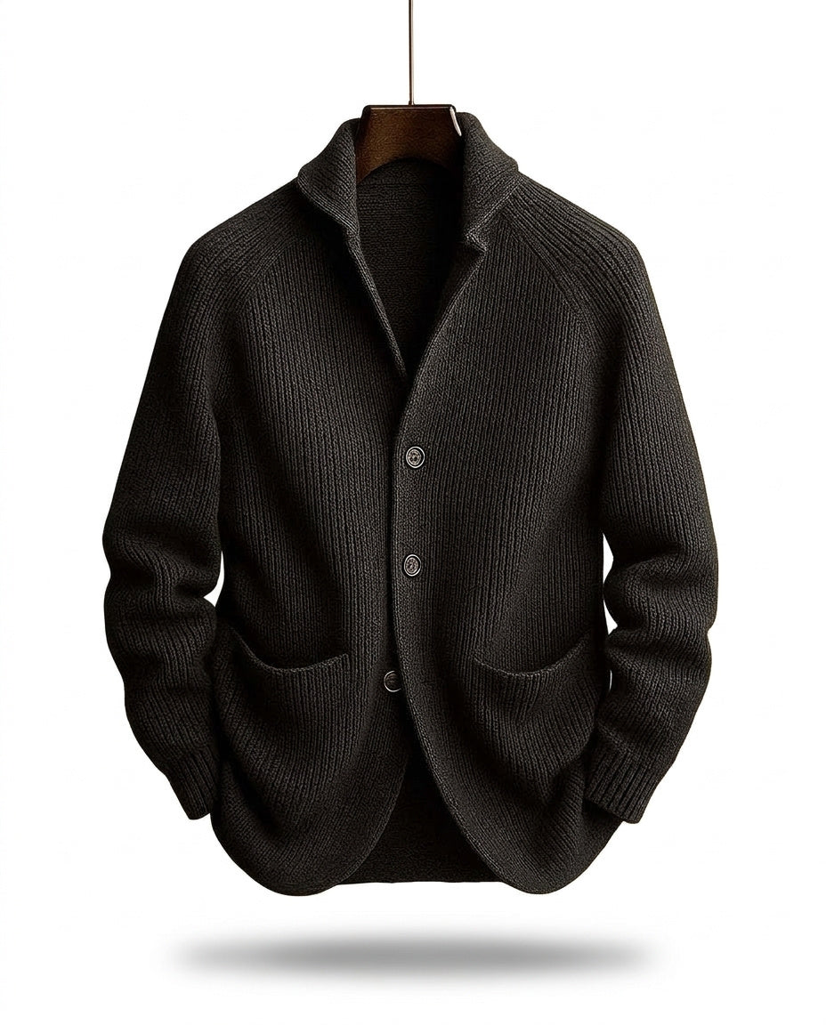 Schwarze Strickjacke in Rippstrick mit Knopfleiste und Taschen, frontal am Bügel schwebend fotografiert. 2