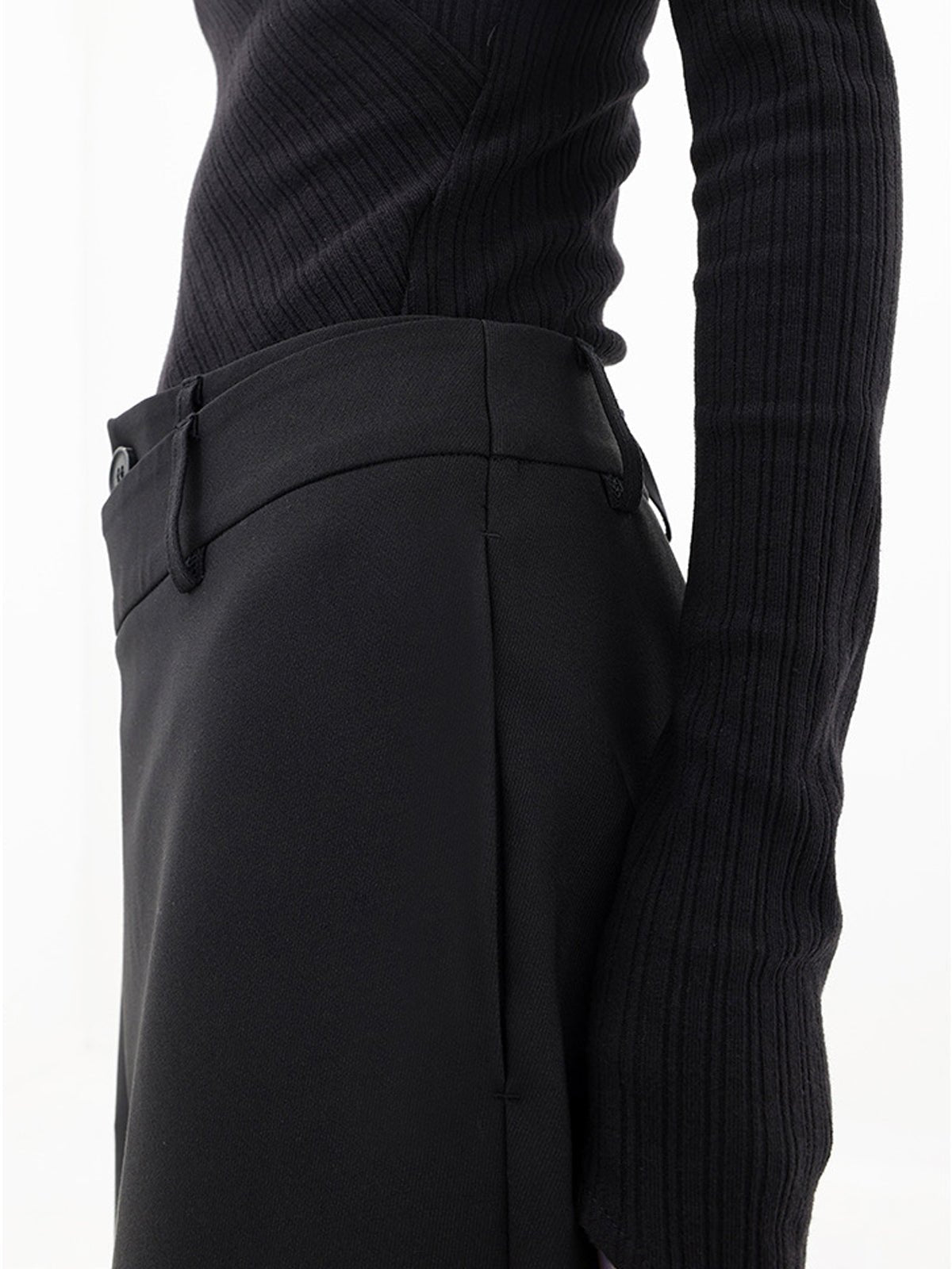 Schwarze asymmetrische Baggy-Hose, Damenmode, elegantes Design, bequemer Stoff.