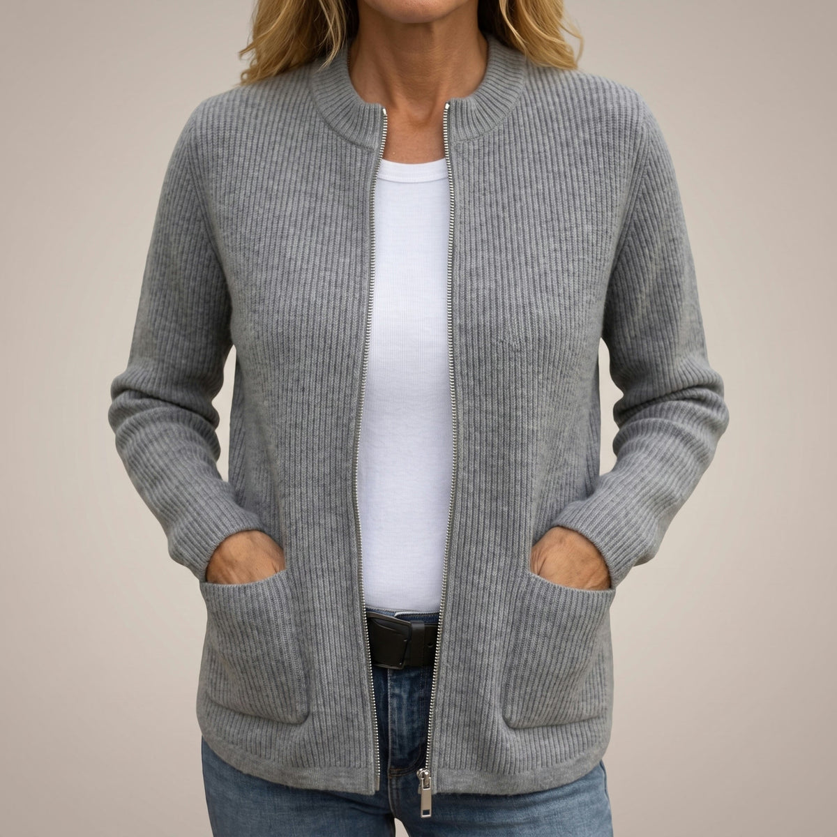 Grauer Rippstrick-Cardigan mit Reißverschluss und tiefen Vordertaschen.