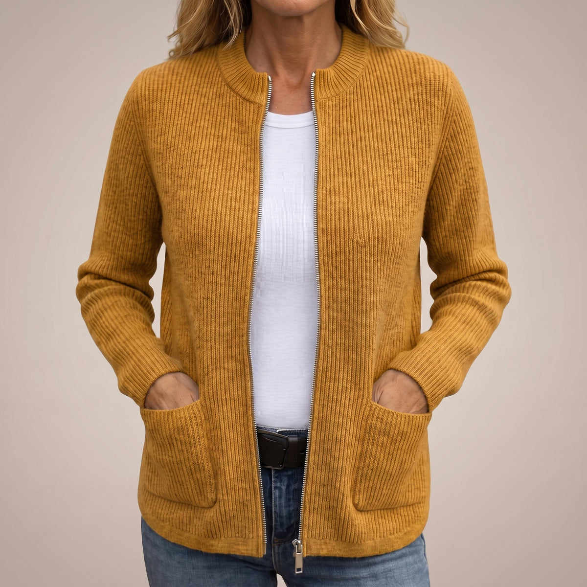 Senfgelber Rippstrick-Cardigan mit Reißverschluss und tiefen Vordertaschen.