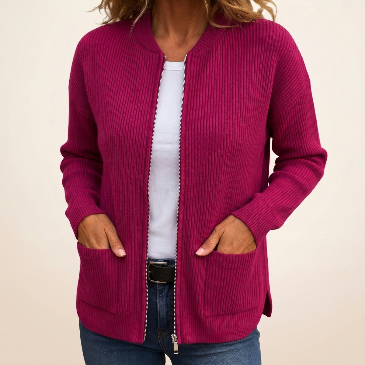 Beerenfarbener Rippstrick-Cardigan mit seitlichem Saumschlitz und Taschen, another view.