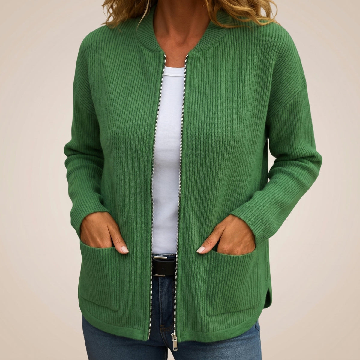 Grüner Rippstrick-Cardigan mit Reißverschluss und tiefen Vordertaschen.