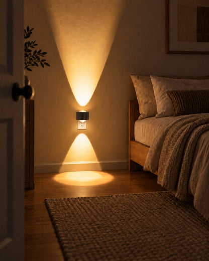 Schwarze Steckleuchte im Schlafzimmer neben dem Bett, mit Lichtkegeln nach oben und unten auf Wand und Holzboden 2