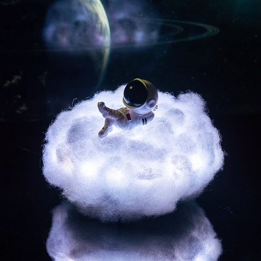 Astronautenfigur auf leuchtender Wolke, dekorative LED-Lampe, Weltraumdesign, Nachtlicht.