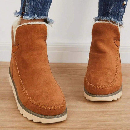 Braune Damen-Stiefeletten mit Ziernaht über dem Spann und weichem Plüschfutter am Schaftrand, Vorderansicht.
