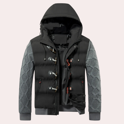 Schwarze Herren-Daunenjacke mit grauen Strickärmeln, Kapuze und Knebelverschlüssen.