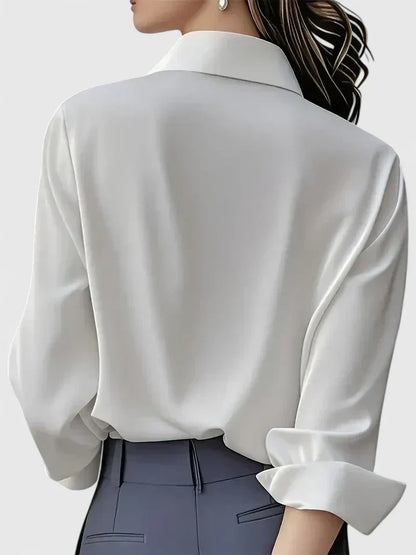Weiße Bluse aus Satin mit Kragen und umgeschlagenem Ärmelaufschlag, Rückansicht