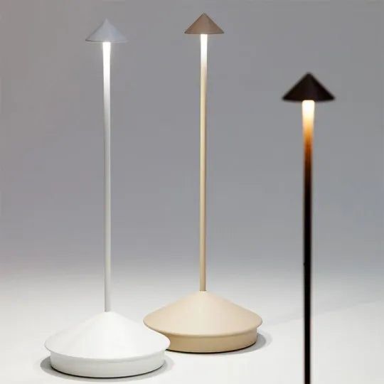 Moderne LED-Tischlampen, weiß und beige, minimalistisch, energiesparend, Innenbeleuchtung.