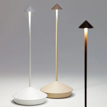 Moderne LED-Tischlampen, weiß und beige, minimalistisch, energiesparend, Innenbeleuchtung.