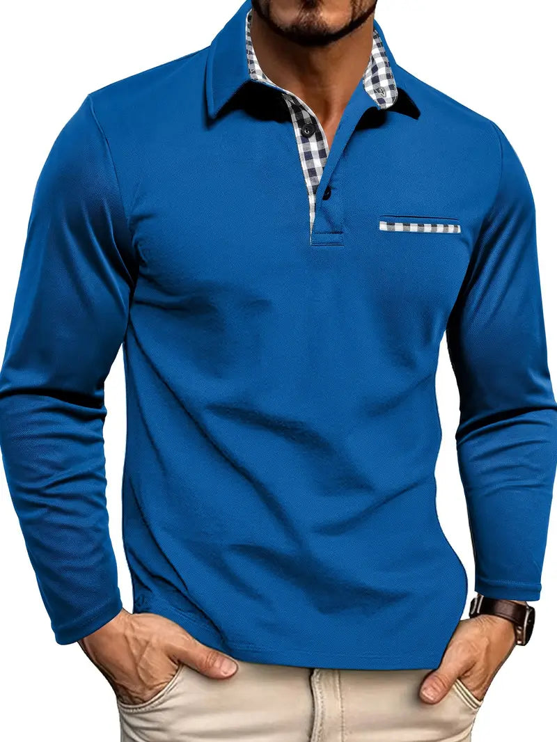 Mann trägt das Langarm-Poloshirt in leuchtendem Königsblau mit karierten Details an Kragen, Knopfleiste und Brusttasche 5