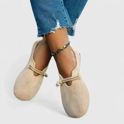 Beige Loafer mit geknoteter Kordel, getragen von einer Frau in Jeans mit Fußkettchen, von vorne 3
