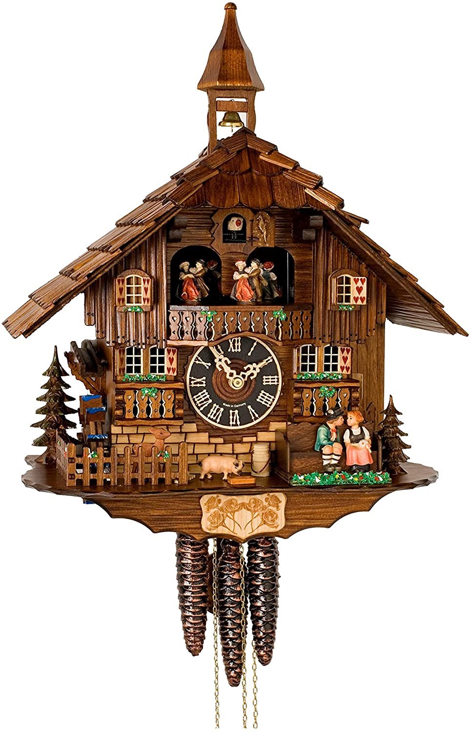 Hölzerne Chalet-Kuckucksuhr mit Glockenturm, römischen Ziffern, tanzenden Figuren, Paar auf der Bank, Schwein, Reh, Zaun und drei Zapfengewichten. 9
