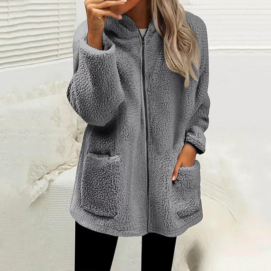 Frau trägt die Fleecejacke in Grau mit Frontreißverschluss und flauschiger Oberfläche, Frontansicht mit Taschen 9