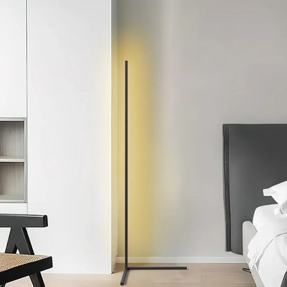 Schwarze Stehlampe mit gelbem Schein in heller Zimmerecke neben Bett und Holzstuhl 7