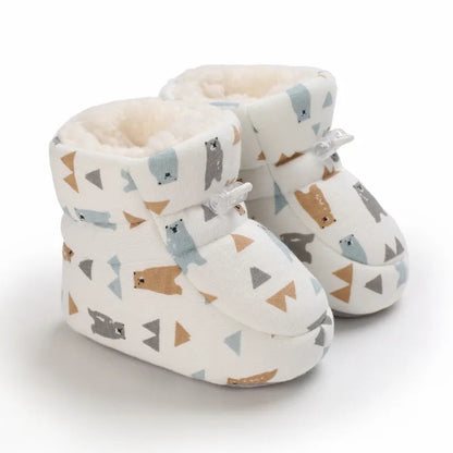 Weiße Baby-Booties mit Bärenmuster, weiches Futter, rutschfeste Sohle, Neugeborenen-Schuhe.