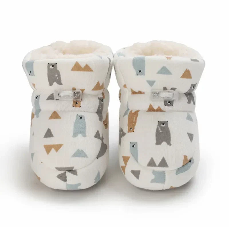 Weiße Baby-Winterstiefel mit Bärenmuster, warmem Futter und rutschfester Sohle.