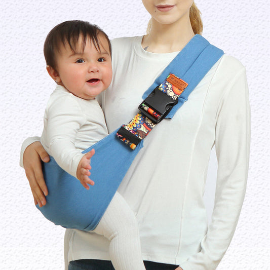 Frau mit Baby in blauem Tragetuch, ergonomisch, bequem, Babytrage, Eltern, Sicherheit.