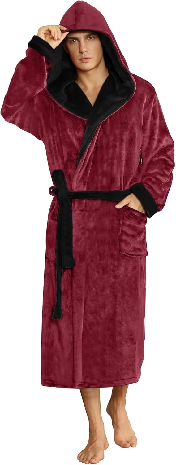 Mann im roten Fleece-Bademantel mit Kapuze und Gürtel, gemütlich, warm, ideal für Zuhause.