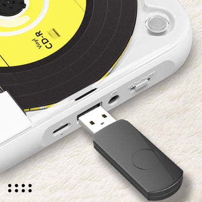 Nahaufnahme der Seite des weißen Players mit angestecktem schwarzem USB-Stick, USB-C-Anschluss, Kopfhörerbuchse und Schalter. 9
