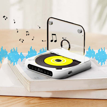 Weißer CD-Player mit geöffnetem transparentem Deckel auf einem Buch, umgeben von Musiknoten und blauen Schallwellen. 1