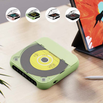 Grüner Player auf einem Holztisch neben einem Tablet, oben vier kleine Ansichten der verfügbaren Farbvarianten. 6