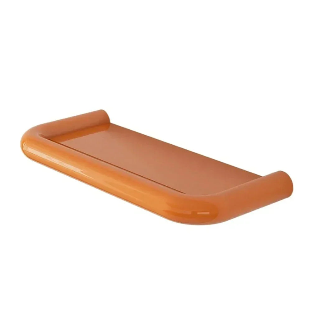 Einzelnes orangefarbenes Regal mit gerundetem Rand, schräg von oben, freigestellt auf weißem Hintergrund 9