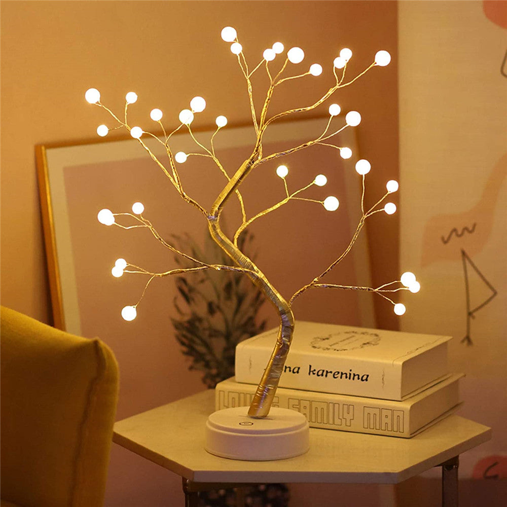 LED-Baum-Lampe auf Tisch, warmweißes Licht, dekorative Beleuchtung, modernes Design.